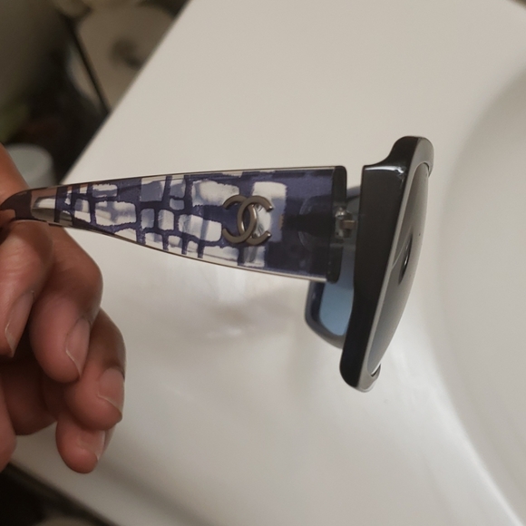 🚫SOLD🚫 Chanel shades - Picture 10 of 11